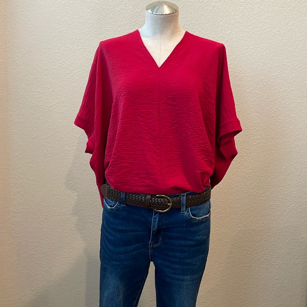 Red. Large. Urban Daizy Shirt sleeve top.